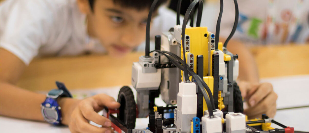 Kid Setting up a robot