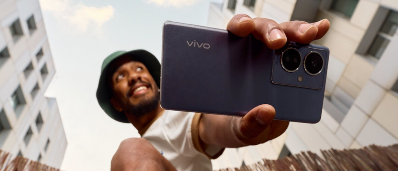 guy showing VIVO V29 Lite 5G