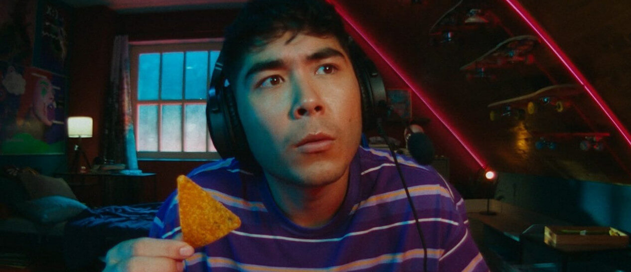 gamer eats doritos