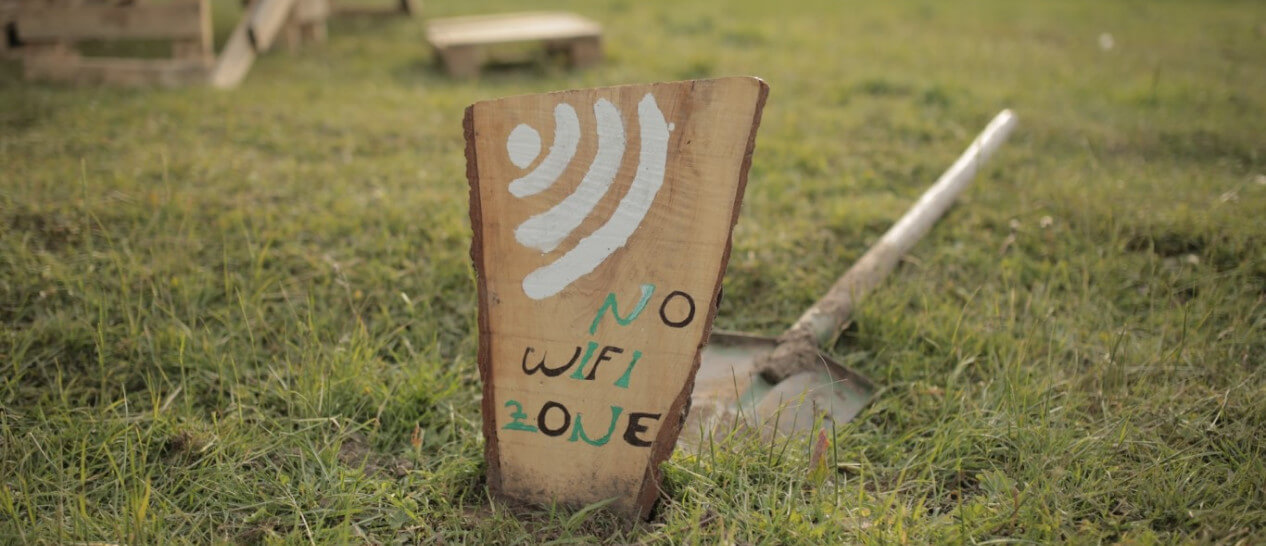 no wifi signal wooden plate
