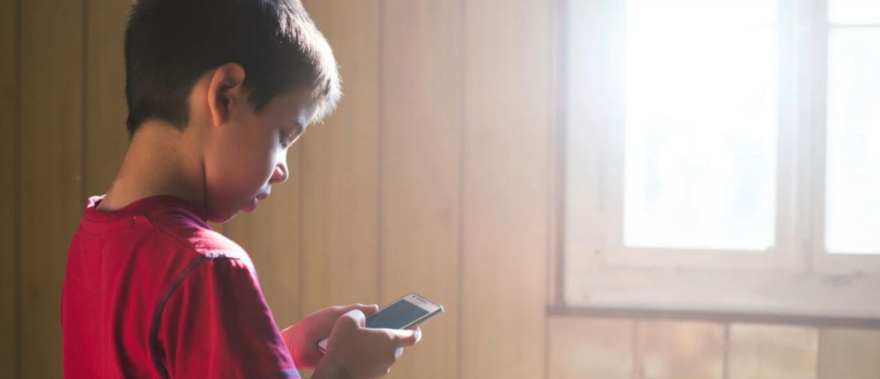 kid with smartphone