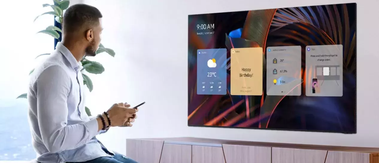 guy watches neo qled samsung tvs 2024