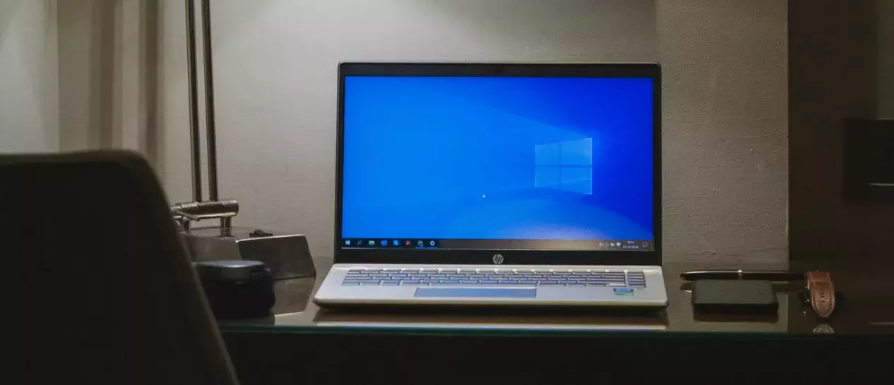 Ένα laptop με την οθόνη σε περιβάλλον Windows