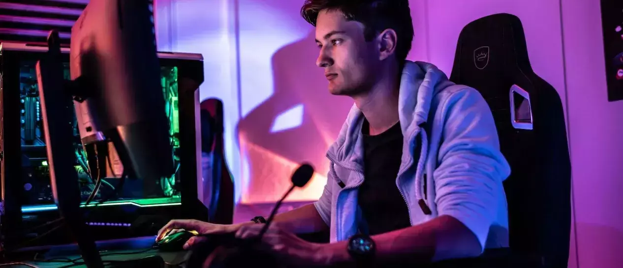 Ένας gamer μπροστά στην οθόνη του παίζει video games