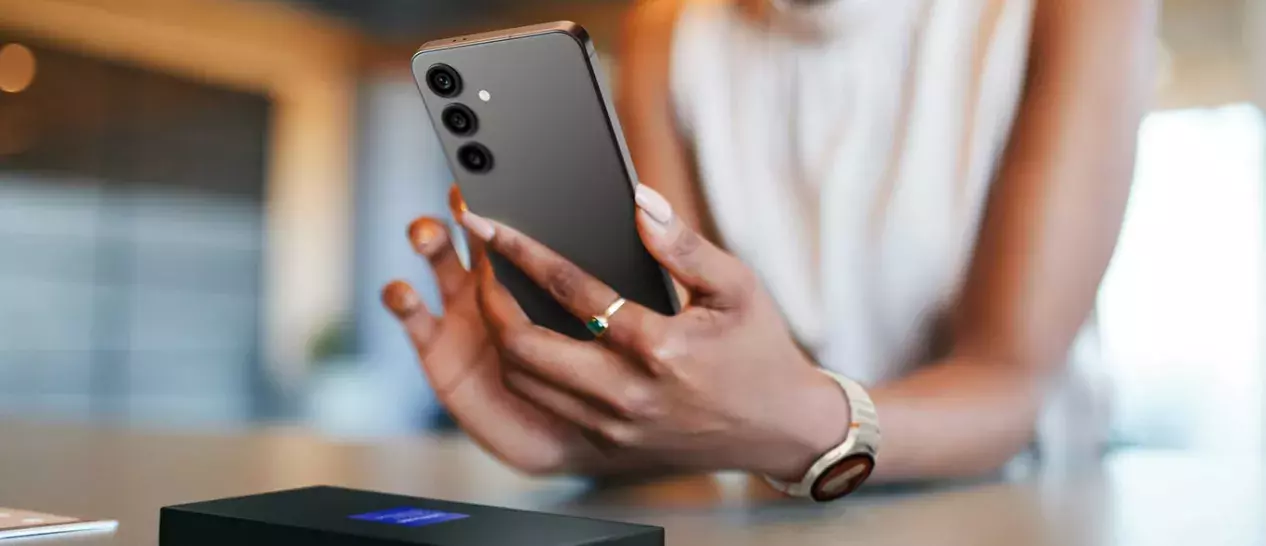 Μία γυναίκα χρησιμοποιεί το νέο premium Android smartphone της που πήρε από τον ΓΕΡΜΑΝΟ τη Black Friday