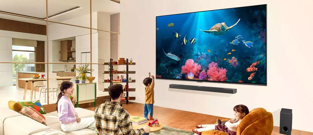 Μία οικογένεια παρακολουθεί τηλεόραση στη νέα της smart TV που αγόρασε από τον ΓΕΡΜΑΝΟ τη Black Friday 2025