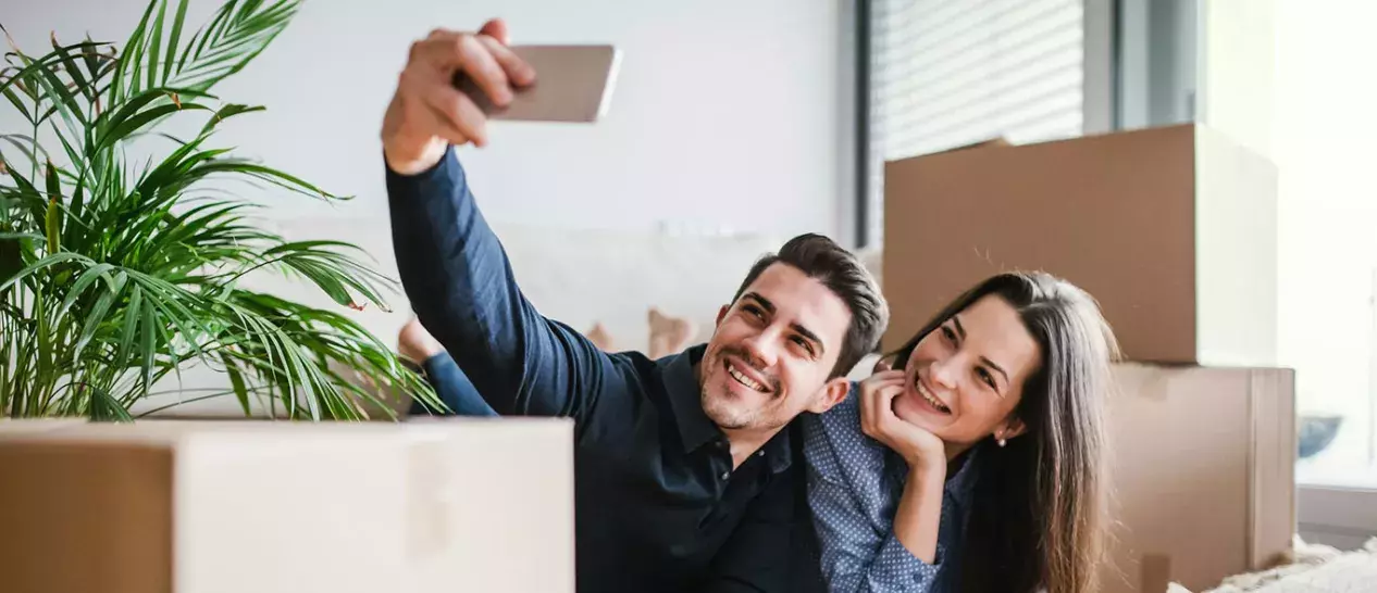 Ένα ζευγάρι βγάζει selfie με το νέο του smartphone που αγόρασε τη Black Friday από τον ΓΕΡΜΑΝΟ