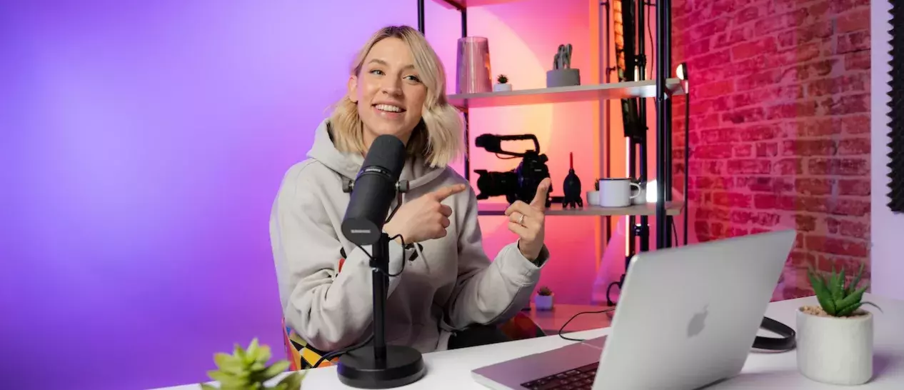 Μία content creator κατά την παραγωγή περιεχομένου