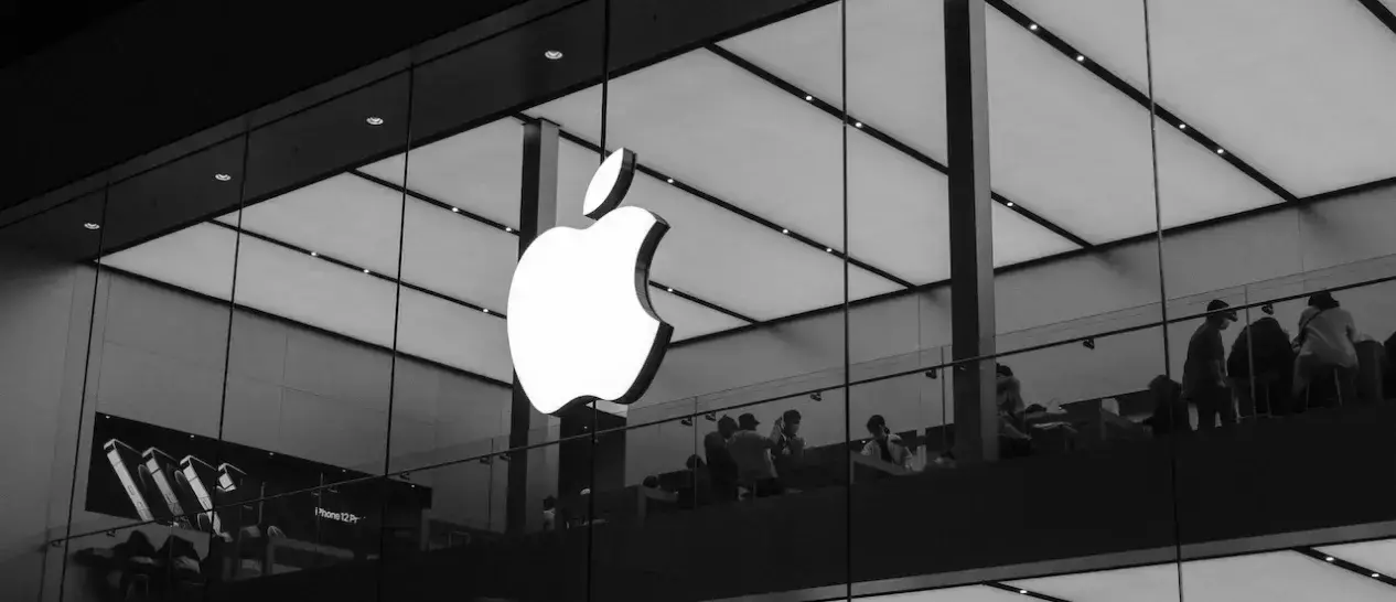 Άποψη ενός APPLE Store με το λογότυπο της APPLE σε πρώτο πλάνο