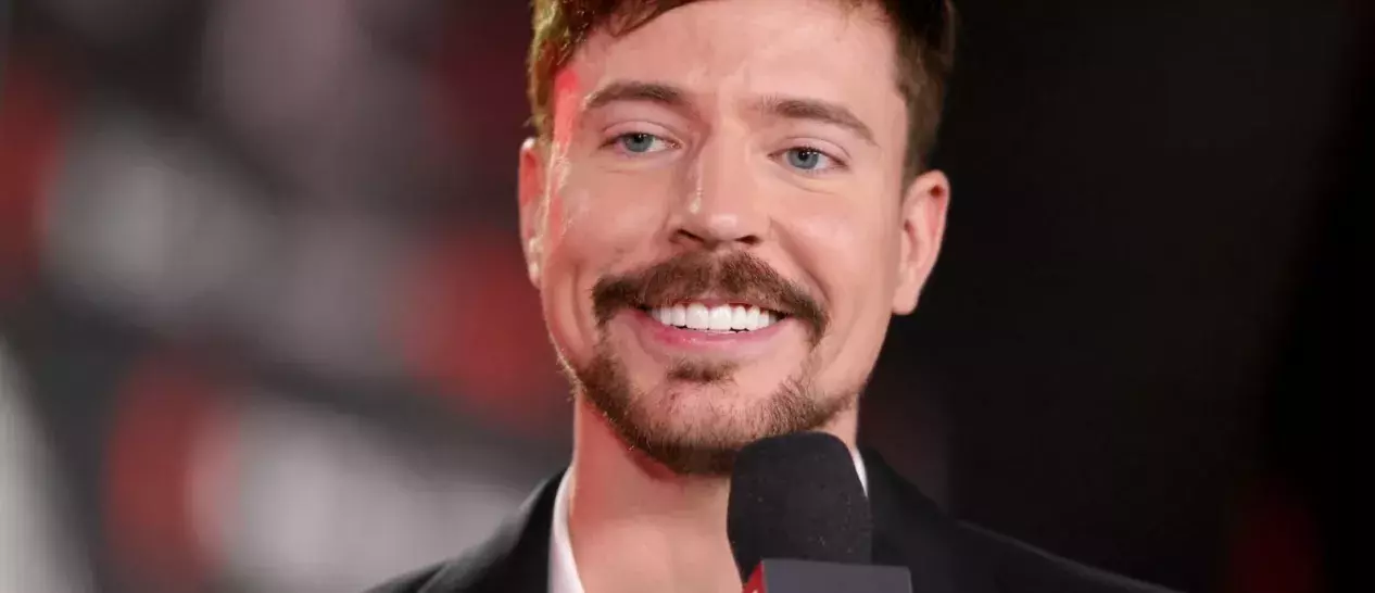 O MrBeast χαμογελά καθώς ανοίγει το Beast Land στη Σαουδική Αραβία