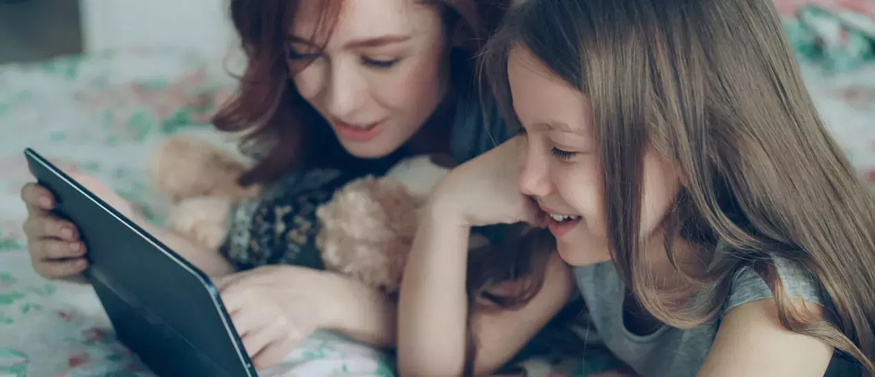 Μία μητέρα και μία κόρη ασχολούνται με το νέο tablet που αγόρασαν τα Χριστούγεννα από τον ΓΕΡΜΑΝΟ