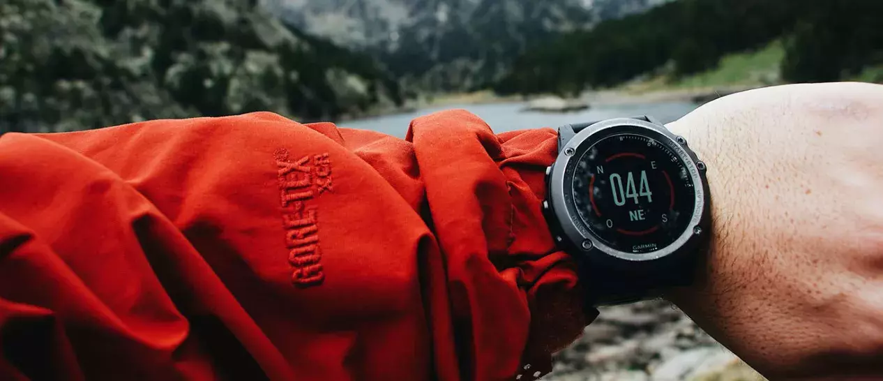 Ένας ορειβάτης κοιτά το smartwatch του κατά τη διάρκεια μίας εκδρομής στο βουνό