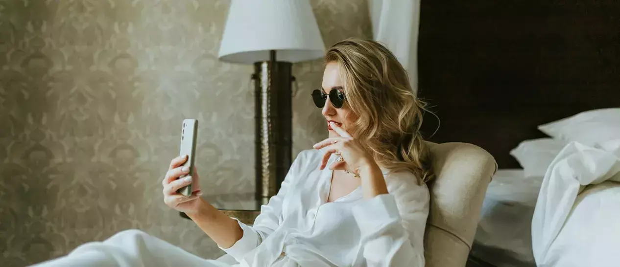 Μία γυναίκα χρησιμοποιεί το premium smartphone της που αγόρασε από τον ΓΕΡΜΑΝΟ