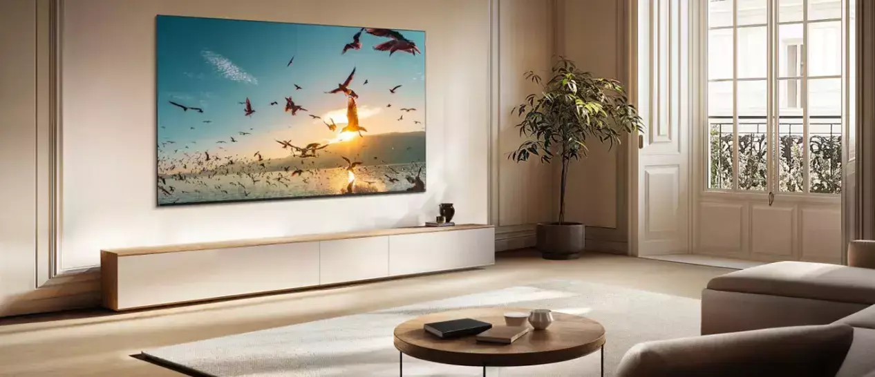 Μία τηλεόραση της TCL σε ένα σαλόνι