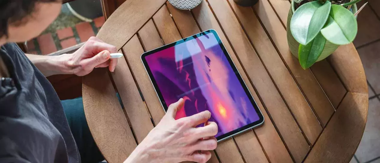 Μία γυναίκα χρησιμοποιεί το οικονομικό tablet της που αγόρασε από τον ΓΕΡΜΑΝΟ