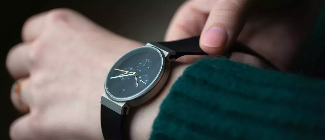 Ένας μαθητής φορά αναλογικό ρολόι στον καρπό του