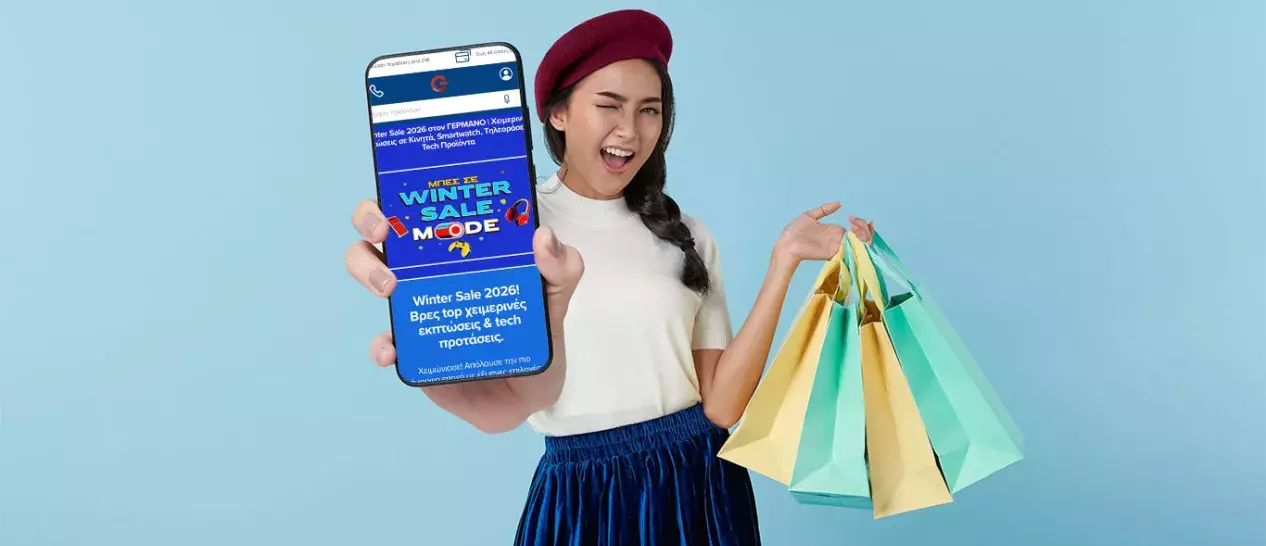 Μία γυναίκα με τα ψώνια και το smartphone της