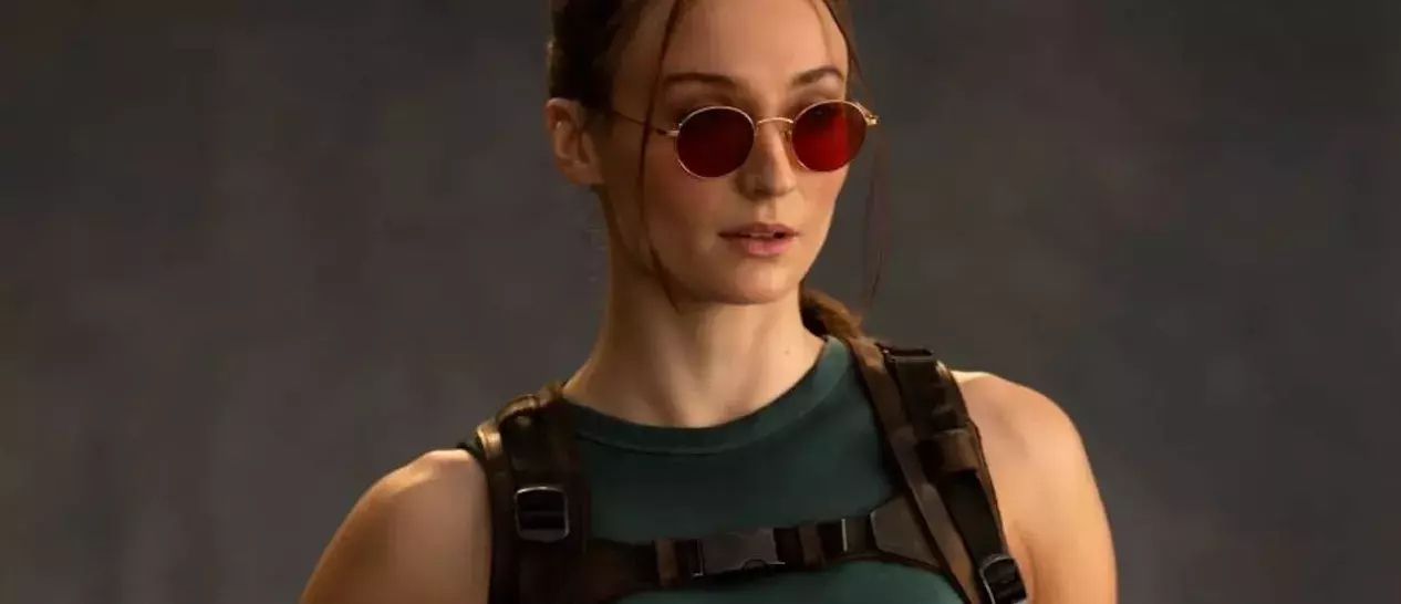 Η Sophie Turner ποζάρει ως Lara Croft