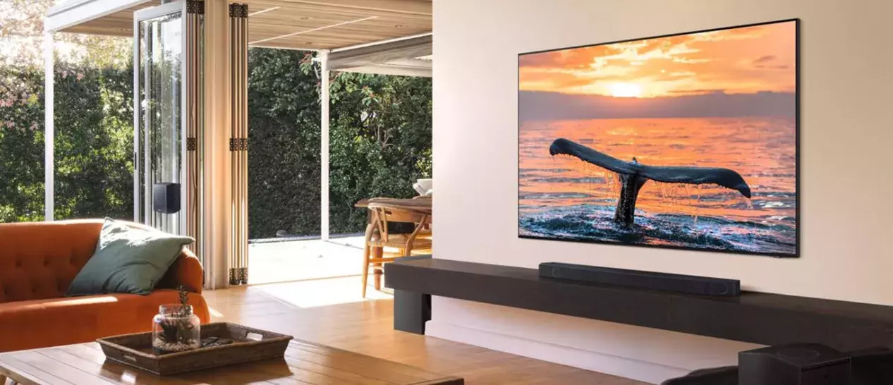 Μία εντυπωσιακή τηλεόραση SAMSUNG Neo QLED σε ένα σαλόνι