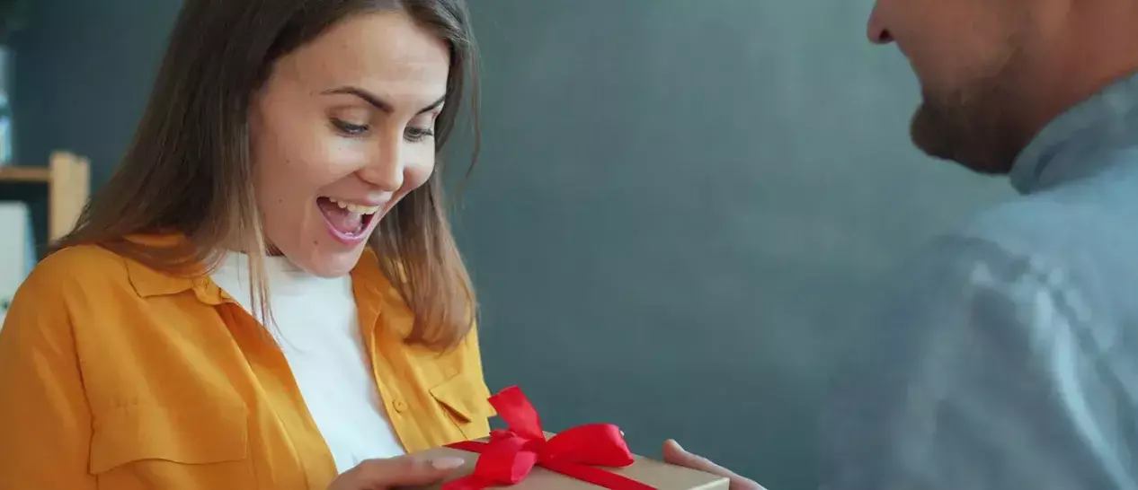 Μία γυναίκα δέχεται το δώρο της από τον σύντροφό της