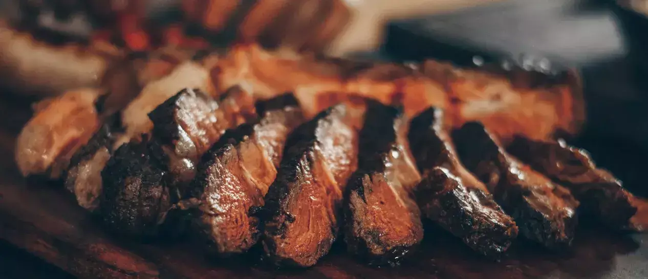 Μια μπριζόλα έχει ψηθεί τέλεια στο BBQ