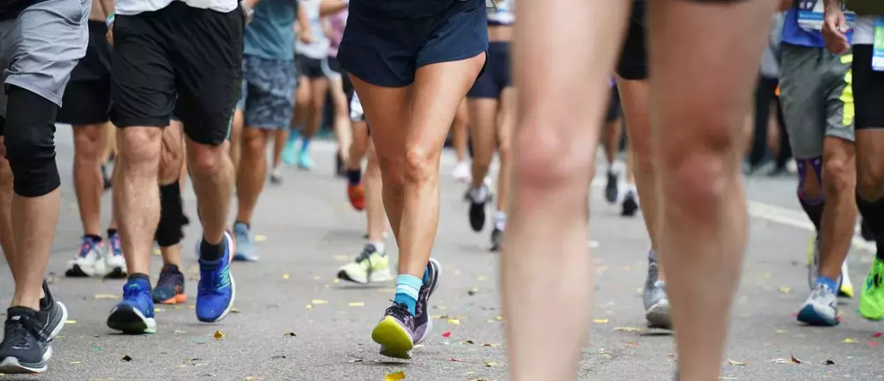 Κοντινό πλάνο από αθλητές τρέχουν ημιμαραθώνιο