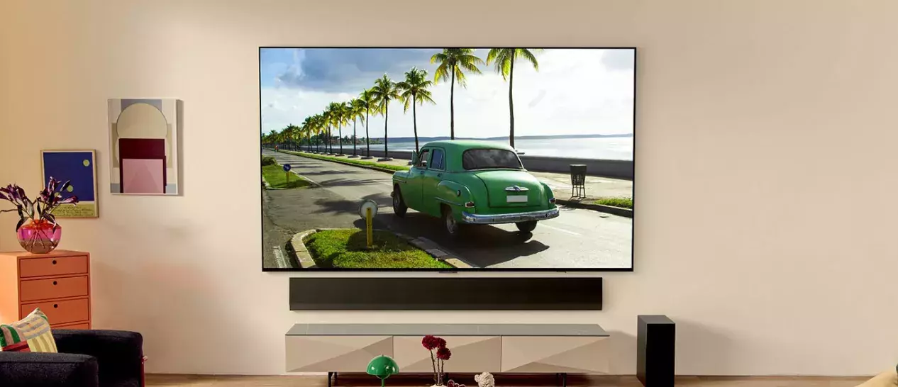 Μία τηλεόραση OLED της LG σε ένα σαλόνι