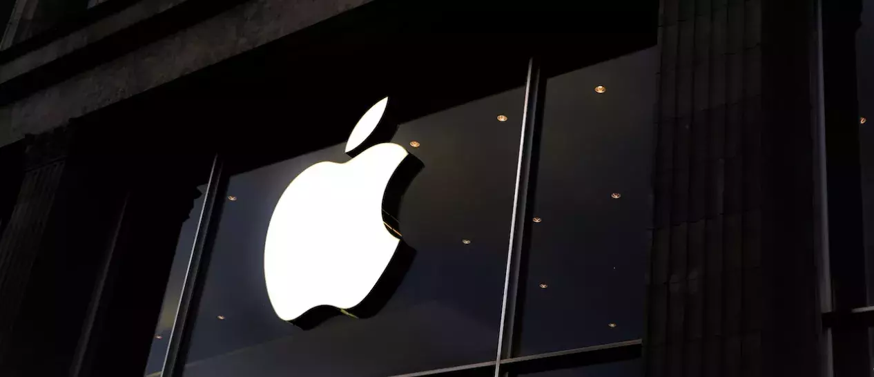 Το λογότυπο της APPLE σε ένα κατάστημα της εταιρείας