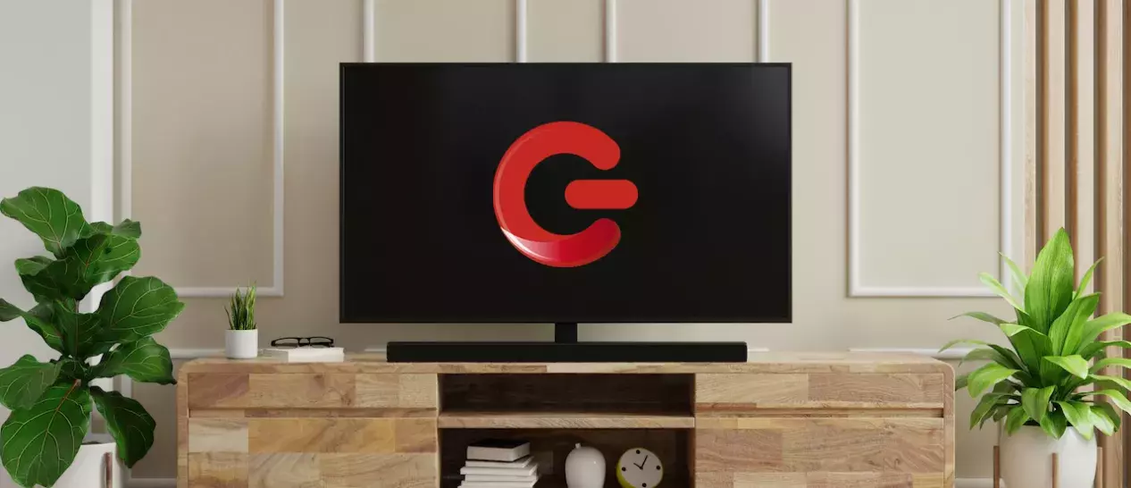 Μία τηλεόραση κυριαρχεί σε ένα σαλόνι