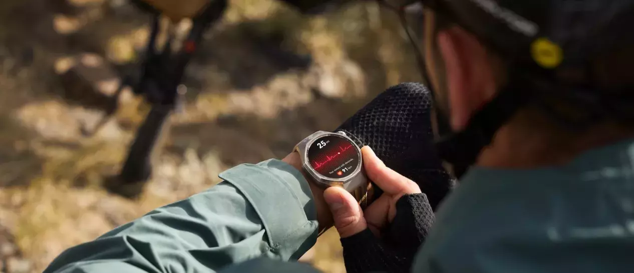 Ποδηλάτης ελέγχει το smartwatch του με ένδειξη καρδιακού ρυθμού.