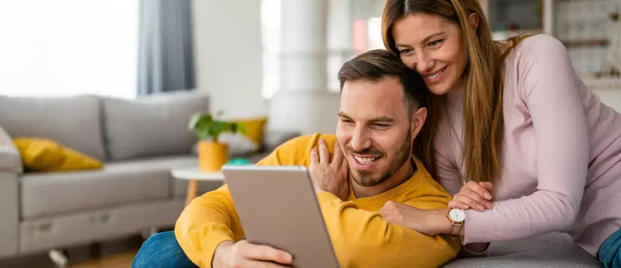 Ένα χαρούμενο ζευγάρι με tablet