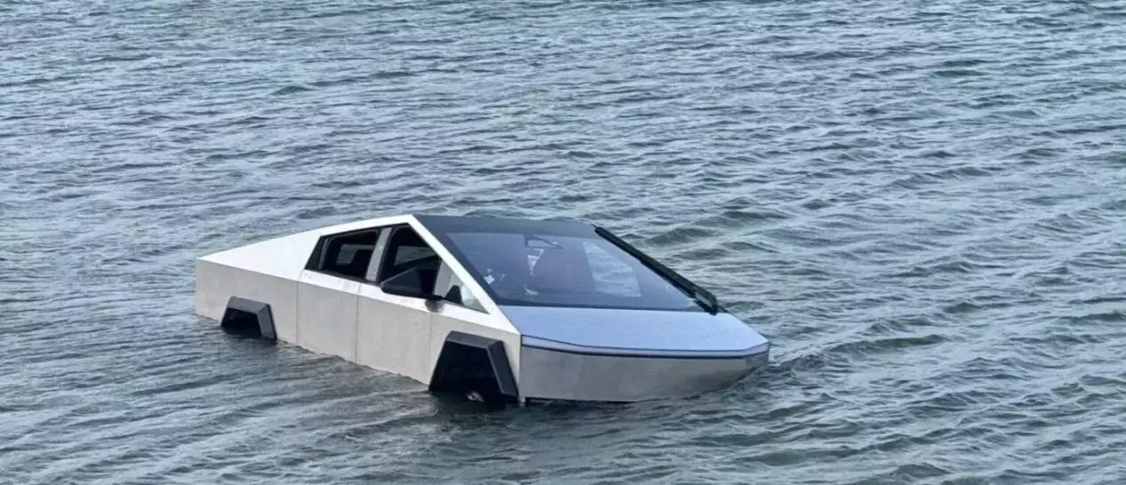 Το TESLA Cybertruck δεν είναι βάρκα και το απέδειξε με τον χειρότερο τρόπο