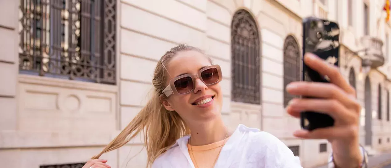 Μία κοπέλα τραβάει selfie στο κινητό της
