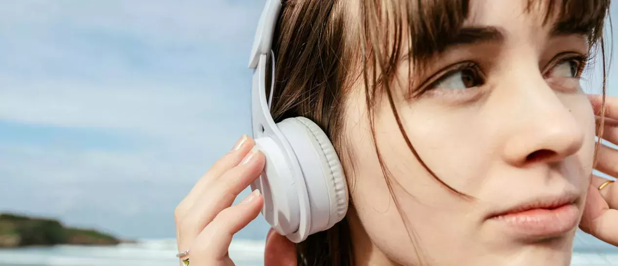 Headphones ή earbuds; Ο οδηγός που θα σε βοηθήσει να επιλέξεις σωστά