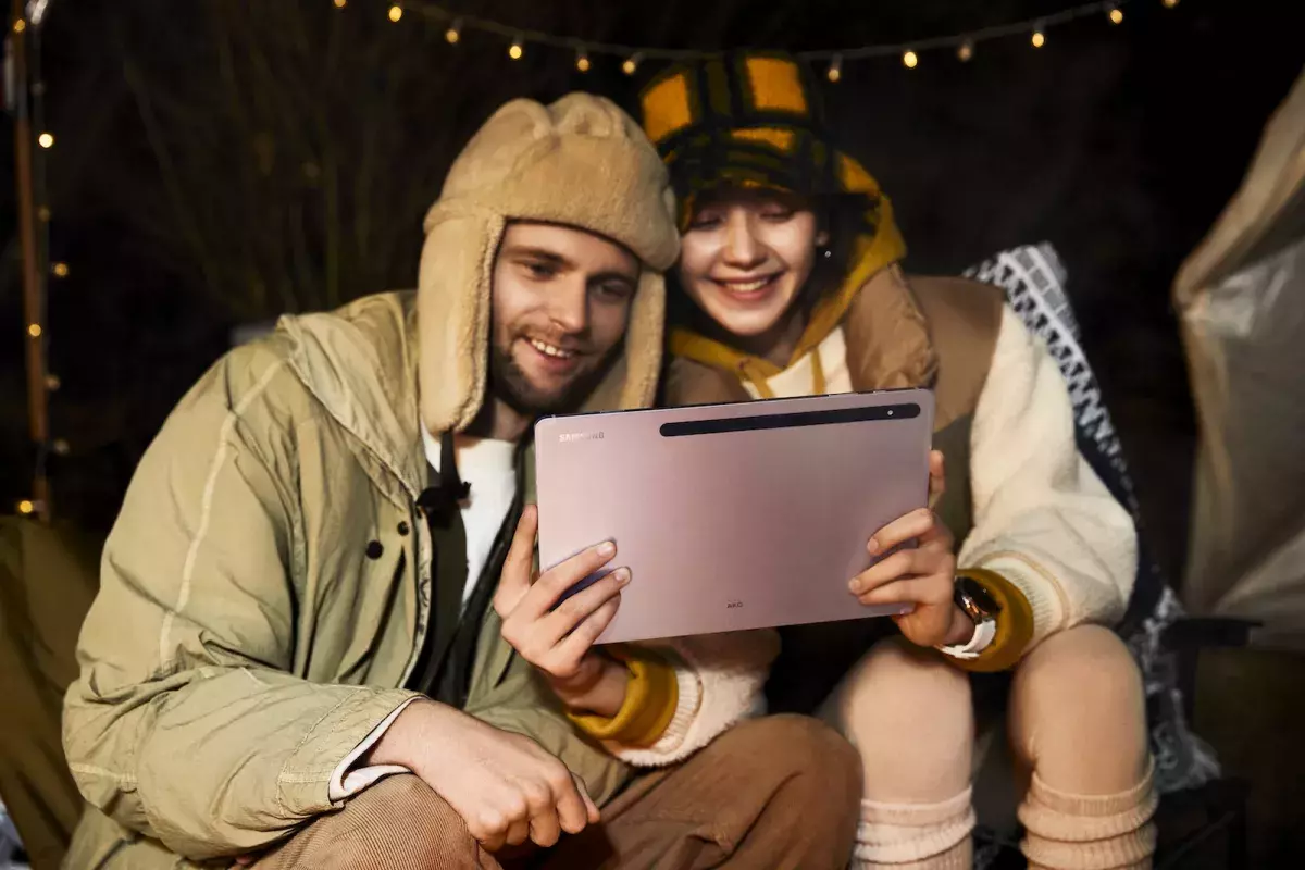 SAMSUNG Galaxy Tab S8 Ultra couple uses SAMSUNG Galaxy Tab S8 Ultra