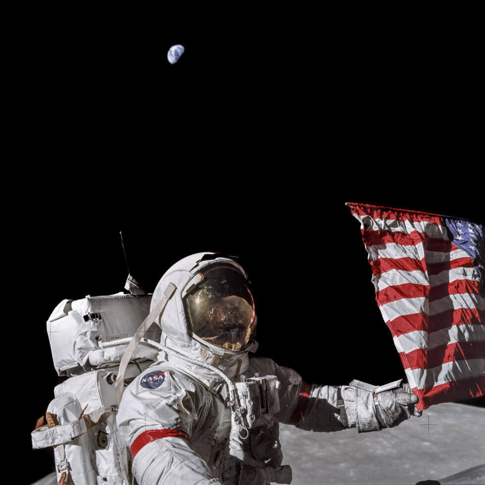 Ο Schmitt με την αμερικανική σημαία και έναν φανταστικό πλανήτη στο παρασκήνιο