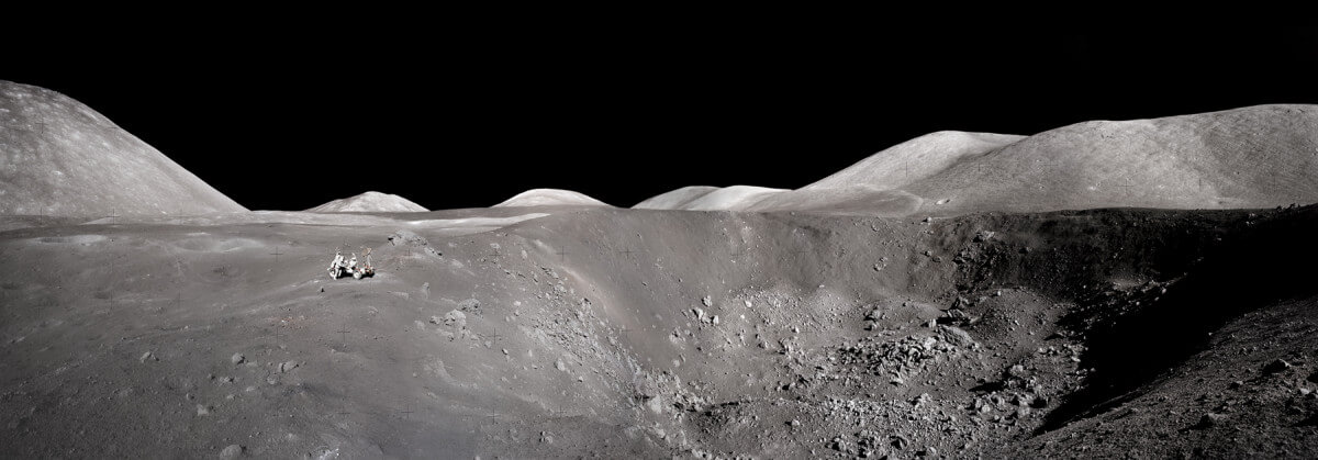 Ο Schmitt κοιτάζει πάνω από την άκρη ενός κρατήρα πλάτους 330 μέτρων και βάθους 45 μέτρων. 