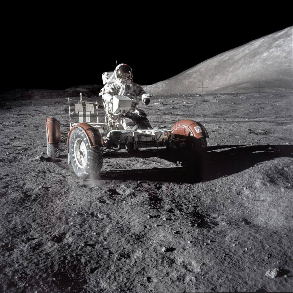 Ο Cernan δοκιμάζει το ρόβερ στην επιφάνεια της Σελήνης διανύοντας 7.2 χιλιόμετρα