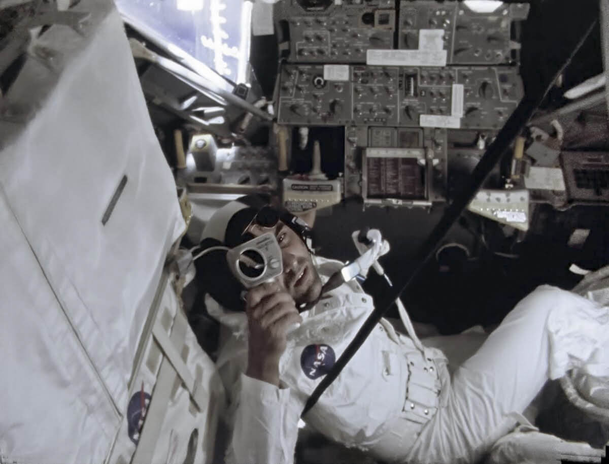 Ο Harrison Schmitt στρέφει το διαστημόμετρο της Minolta (για να αξιολογήσει τον φωτισμό για τις ρυθμίσεις της φωτογραφικής μηχανής) προς τον Ron Evans, ο οποίος βρίσκεται στη σήραγγα. 