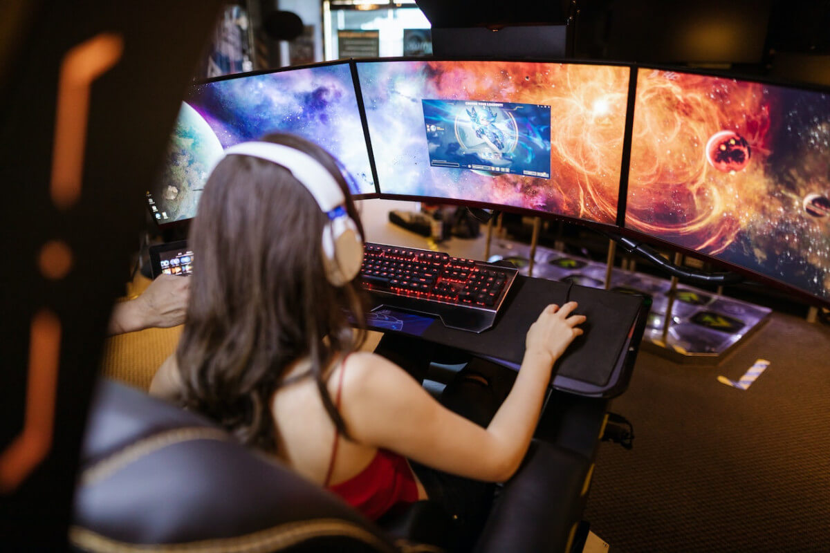 streamer in front of monitors