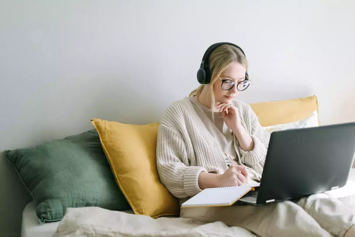 woman with gaming laptop