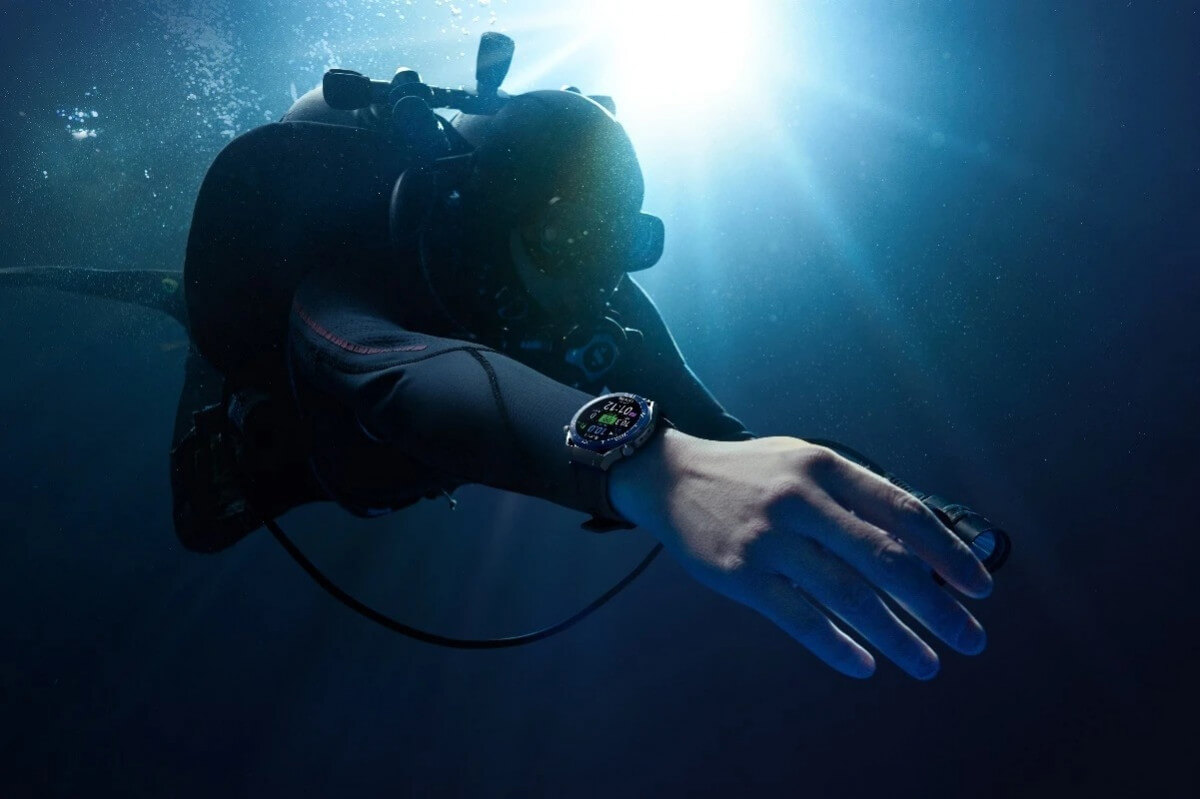 diver with HUAWEI Watch Ultimate
