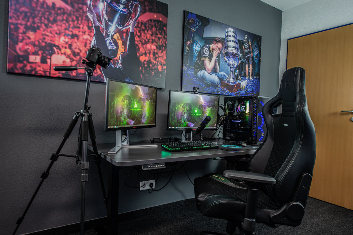 gaming chair and desk
