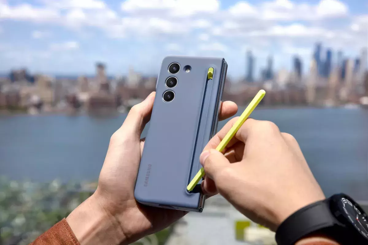 SAMSUNG Galaxy Z Fold5 SAMSUNG Galaxy Z Fold5 back with s pen