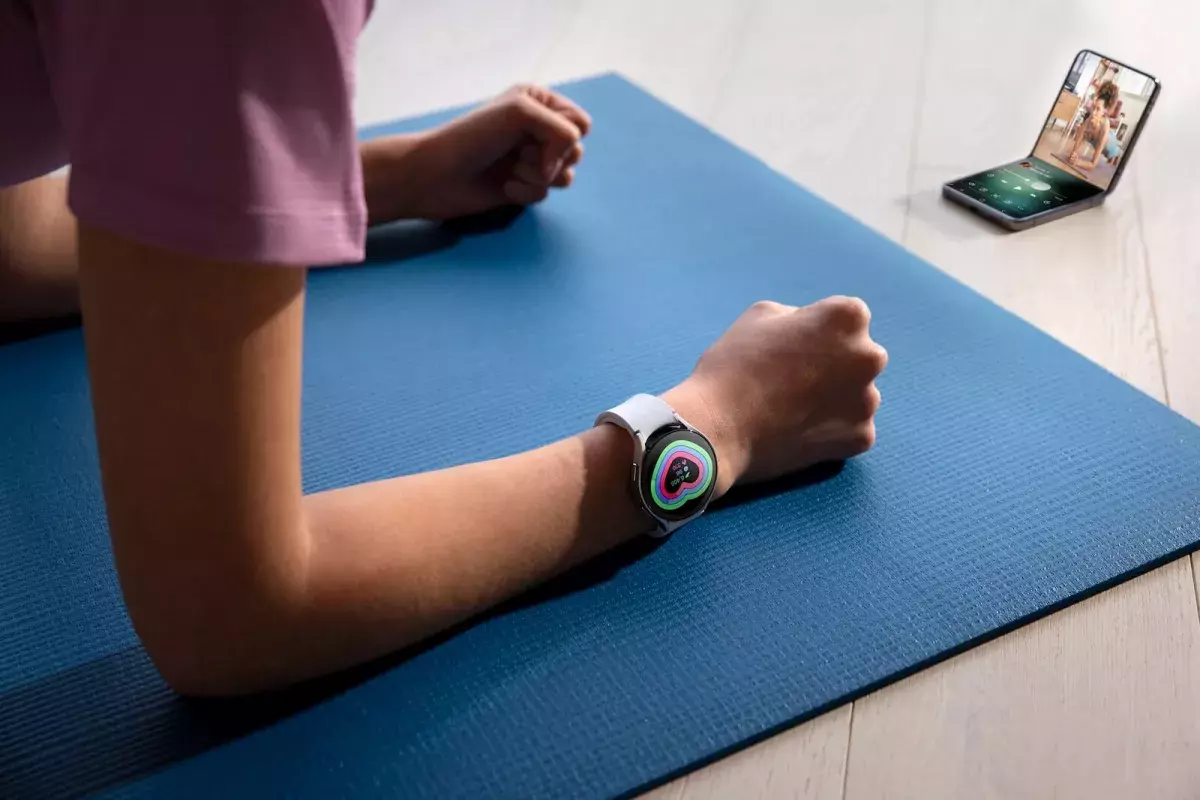 SAMSUNG Galaxy Watch6 Series man working out with SAMSUNG Galaxy Watch6 Series