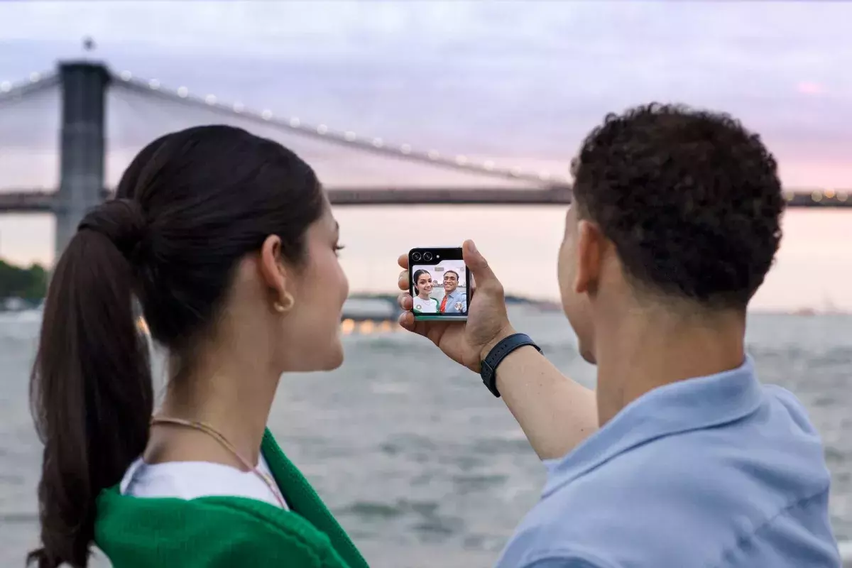 SAMSUNG Galaxy Z Flip5 couple taking selfie with SAMSUNG Galaxy Z Flip5