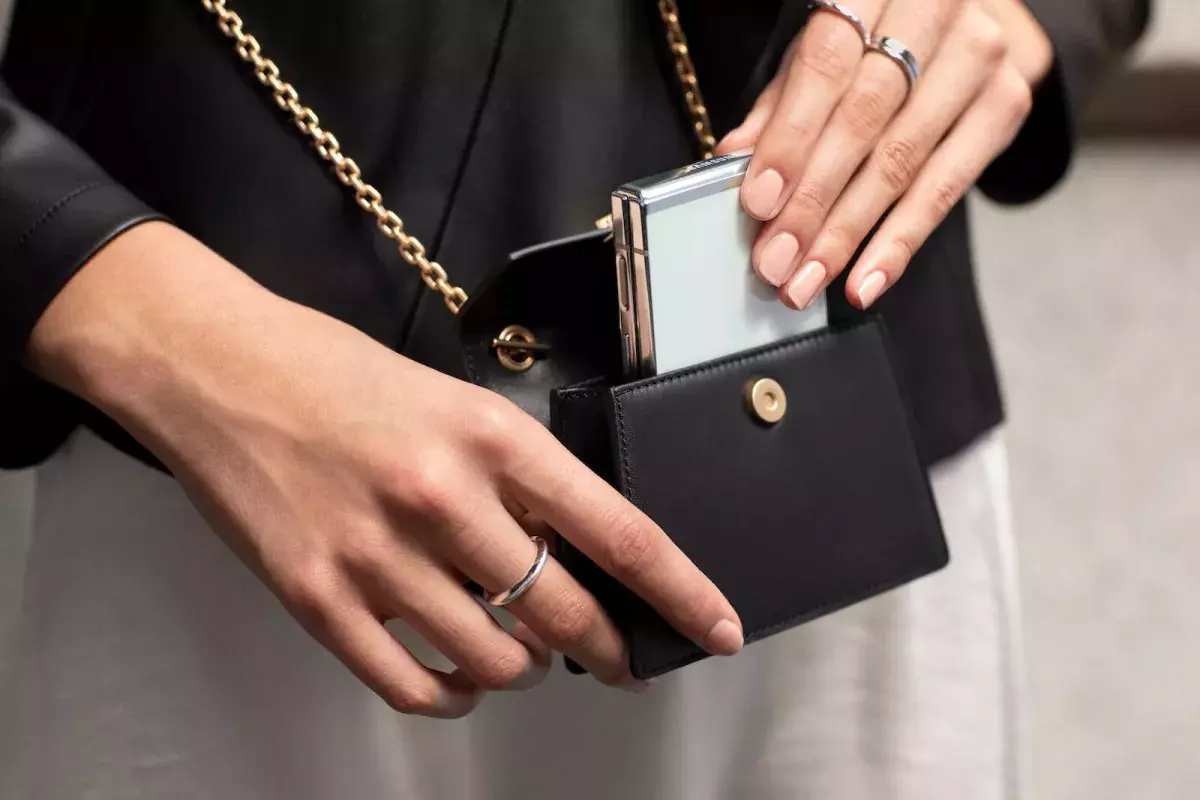 SAMSUNG Galaxy Z Flip5 SAMSUNG Galaxy Z Flip5 inside a purse