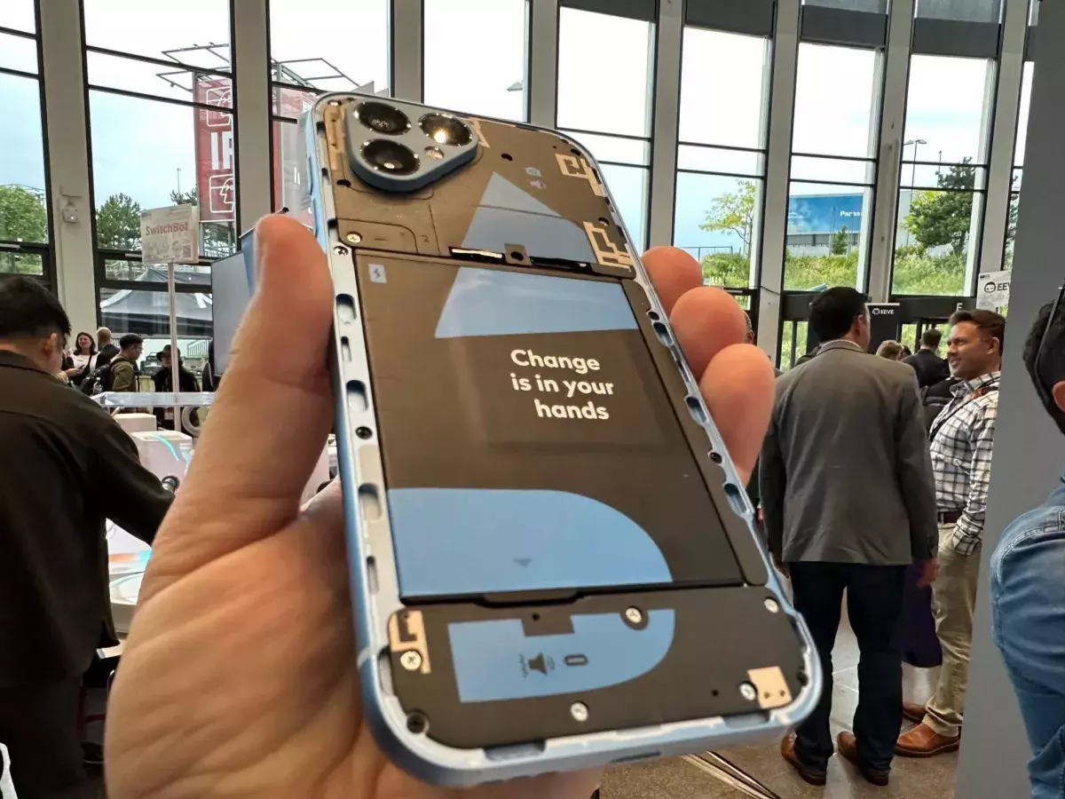Fairphone 5 top