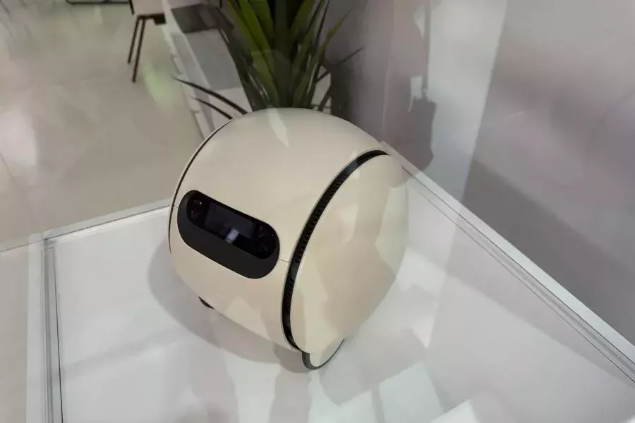 SAMSUNG Ballie close view