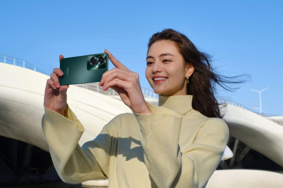 young woman takes photograph with OPPO Reno11F 5G 